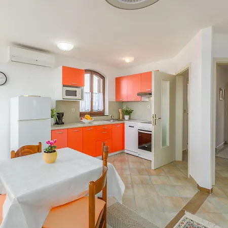 Apartment Idyllisches Nur 250 Meter Zum Mit Pool, Meerblick, Grillbereich, Liegen Poreč