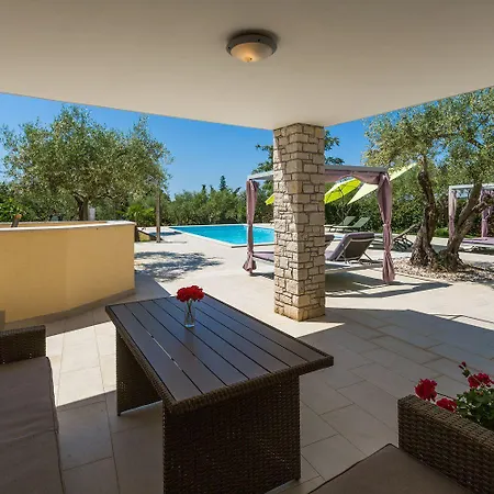 Idyllisches Nur 250 Meter Zum Mit Pool, Meerblick, Grillbereich, Liegen Porec