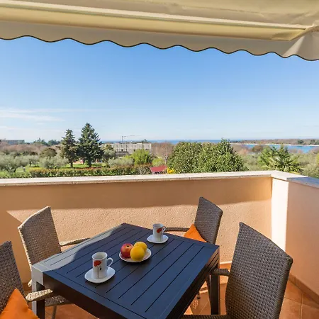 Apartment Idyllisches Nur 250 Meter Zum Mit Pool, Meerblick, Grillbereich, Liegen