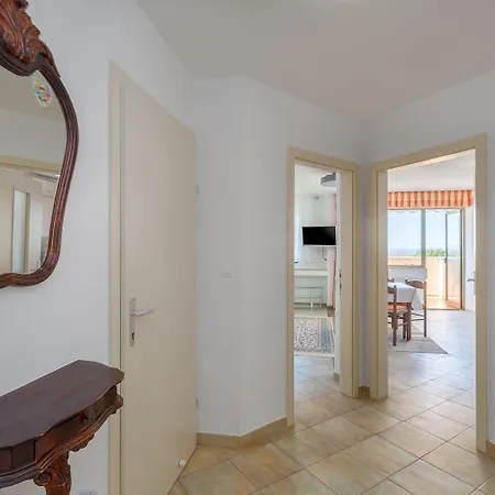 Apartment Idyllisches Nur 250 Meter Zum Mit Pool, Meerblick, Grillbereich, Liegen Poreč